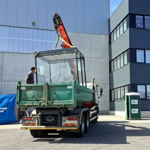Rookoverkapping Myla Standaard 66 Lossen van de rookoverkapping Myla Standaard vanaf de vrachtwagen tijdens levering in Bilzen.